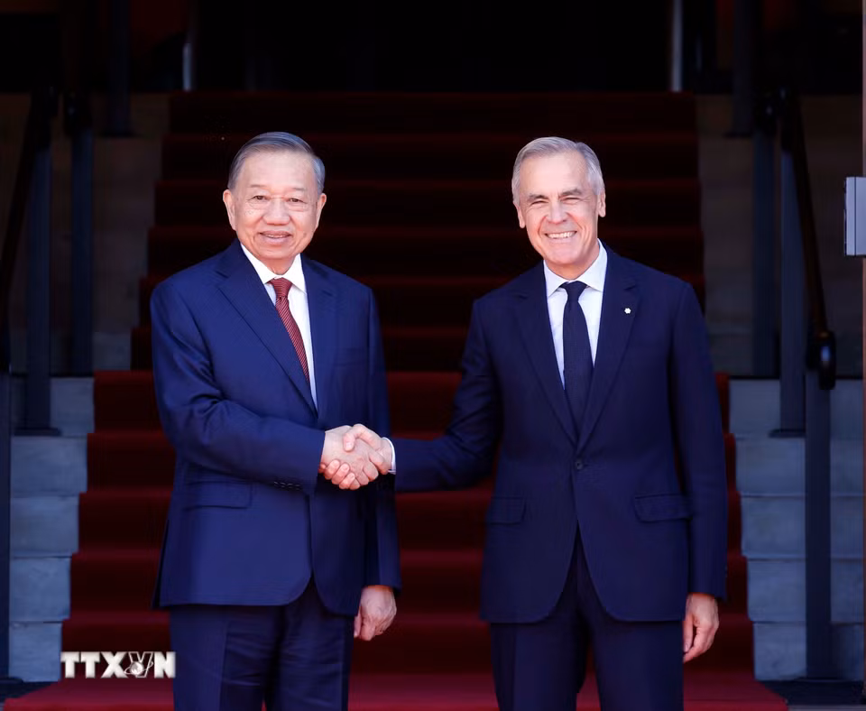 Tổng Bí thư, Chủ tịch nước Tô Lâm và Thủ tướng Canada Mark Carney chụp ảnh chung. (Ảnh: Thống Nhất/TTXVN)