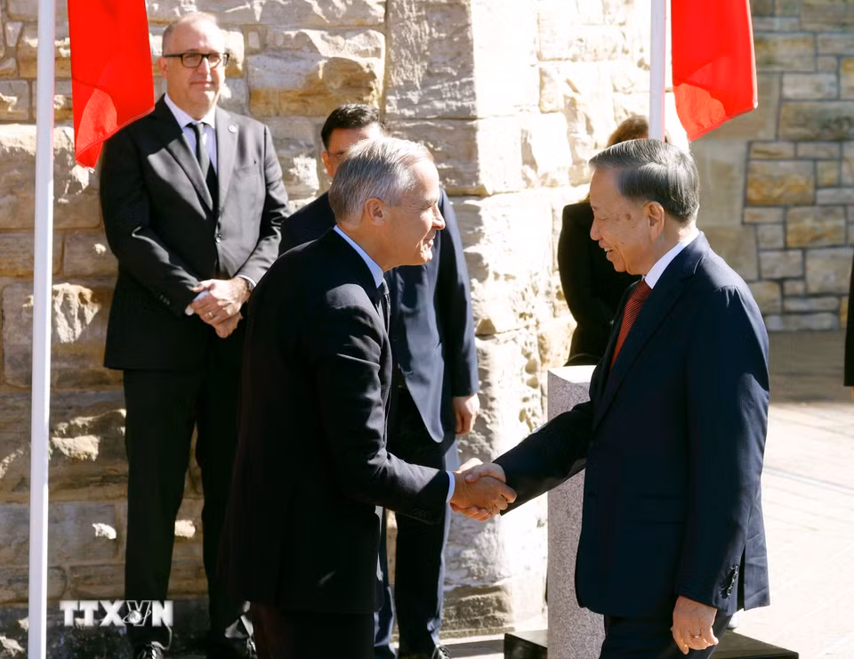 Thủ tướng Canada Mark Carney đón Tổng Bí thư, Chủ tịch nước Tô Lâm. (Ảnh: Thống Nhất/TTXVN)