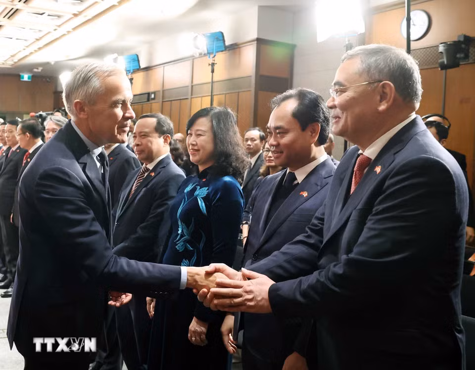 Thủ tướng Canada Mark Carney với các thành viên Đoàn đại biểu cấp cao Việt Nam. (Ảnh: Thống Nhất/TTXVN)