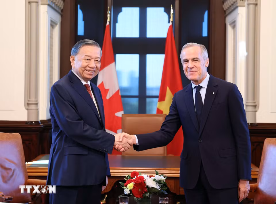 Tổng Bí thư, Chủ tịch nước Tô Lâm gặp hẹp Thủ tướng Canada Mark Carney. (Ảnh: Thống Nhất/TTXVN)