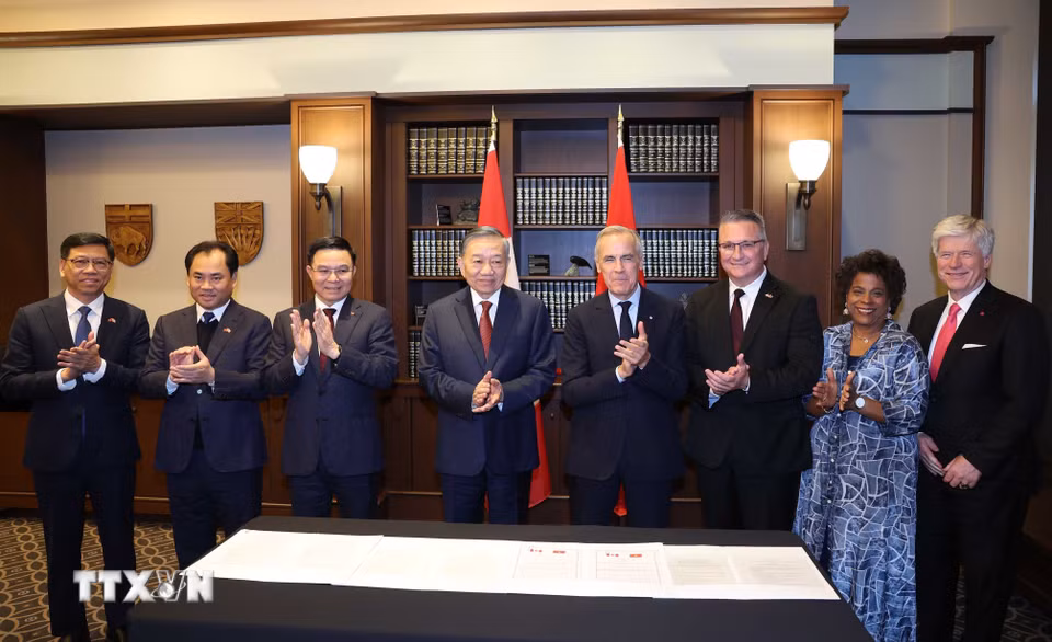 Tổng Bí thư, Chủ tịch nước Tô Lâm và Thủ tướng Canada Mark Carney chứng kiến các văn kiện hợp tác giữa 2 nước đã được ký kết. (Ảnh: Thống Nhất/TTXVN)