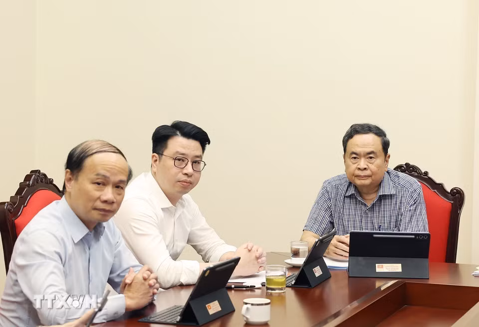 Chủ tịch Quốc hội Trần Thanh Mẫn và các đại biểu thảo luận tại tổ. (Ảnh: Thống Nhất/TTXVN)