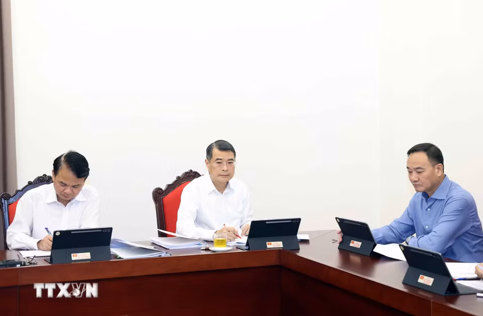 Thủ tướng Lê Minh Hưng và các đại biểu thảo luận tại tổ. (Ảnh: Thống Nhất/TTXVN)
