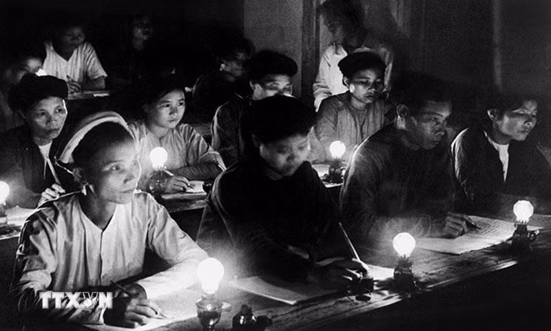 Tháng 11/1945, Trung ương Đảng ra Chỉ thị Kháng chiến, kiến quốc, củng cố chính quyền, chống thực dân Pháp xâm lược, chống nạn mù chữ, cải cách giáo dục theo tinh thần mới, mở đại học và trung học, xây dựng nền văn hóa mới theo ba nguyên tắc: khoa học hóa, dân tộc hóa, đại chúng hóa. Kết quả, sau một năm, đã có 2 triệu người thoát nạn mù chữ. Trong ảnh: Một lớp "Bình dân học vụ" ở Hà Nội những ngày đầu độc lập. (Ảnh: Tư liệu TTXVN)