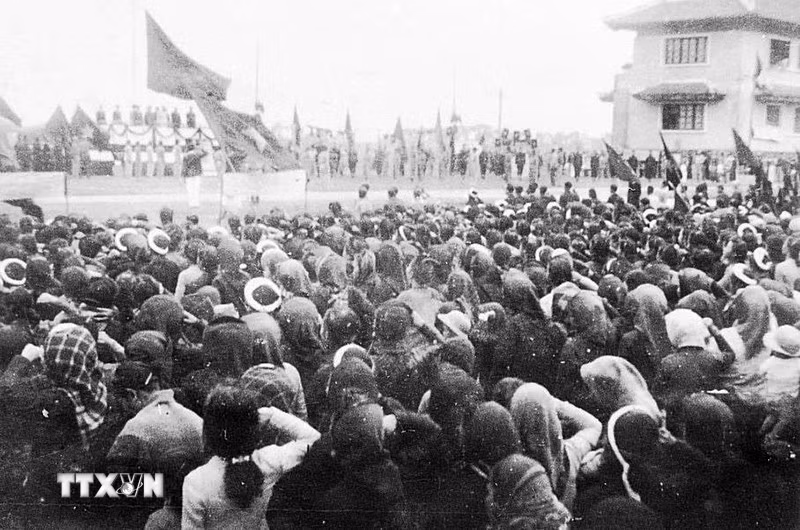 Tháng 1/1946, Chính phủ quyết định tổ chức Tổng tuyển cử để bầu Quốc hội, xây dựng Hiến pháp và lập Chính phủ chính thức. Trong ảnh: Ngày 12/1/1946, hàng vạn nhân dân Thủ đô míttinh tại khu học xá Trung ương (nay là Đại học Bách khoa Hà Nội) chào mừng Chủ tịch Hồ Chí Minh và các đại biểu vừa trúng cử vào Quốc hội Khóa I. (Ảnh: Tư liệu TTXVN)