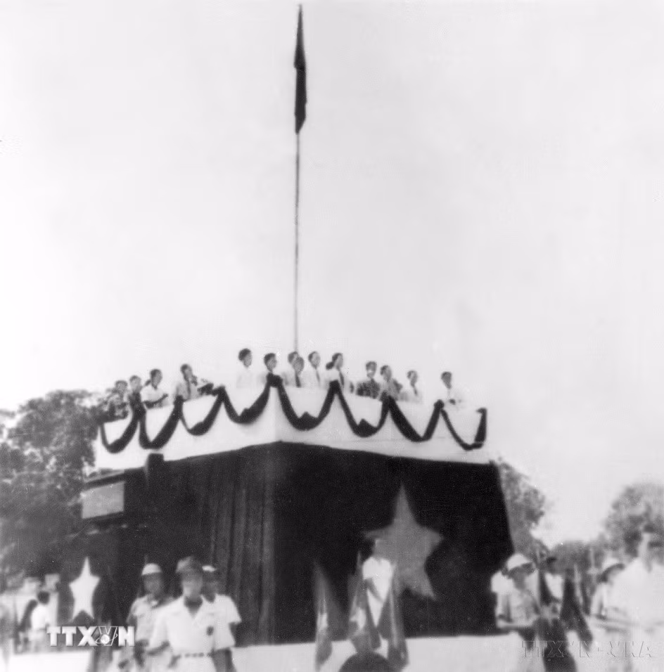 Ngày 2/9/1945, tại Quảng trường Ba Đình - Hà Nội, Chủ tịch Hồ Chí Minh đọc “Tuyên ngôn Độc lập”, tuyên bố sự ra đời của nước Việt Nam Dân chủ Cộng hòa - Nhà nước dân chủ nhân dân đầu tiên ở Đông Nam Á. (Ảnh: TTXVN)