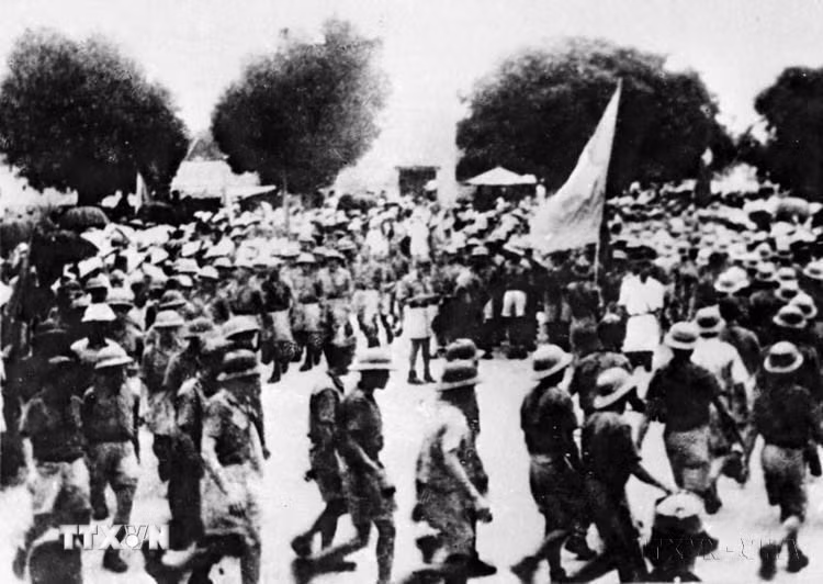Ngày 14/8/1945, Tổng bộ Việt Minh ra Lời hiệu triệu quốc dân đồng bào nêu rõ: “Phát xít Nhật đã đầu hàng Đồng Minh, quân đồng minh sắp vào Đông Dương, giờ Tổng khởi nghĩa đã điểm. Trước cơ hội có một không hai, toàn thể dân tộc ta phải đem hết lực lượng, dùng hết can đảm, bao quanh đạo quân Giải phóng Việt Nam, mang xương máu ra đánh đuổi giặc Nhật, đổi lấy tự do, hạnh phúc cho nhân dân”. Trong ảnh: Ngày 14/8/1945, đội du kích Ba Tơ tiến về thị xã Quảng Ngãi, cùng nhân dân khởi nghĩa giành chính quyền. (Ảnh: TTXVN)
