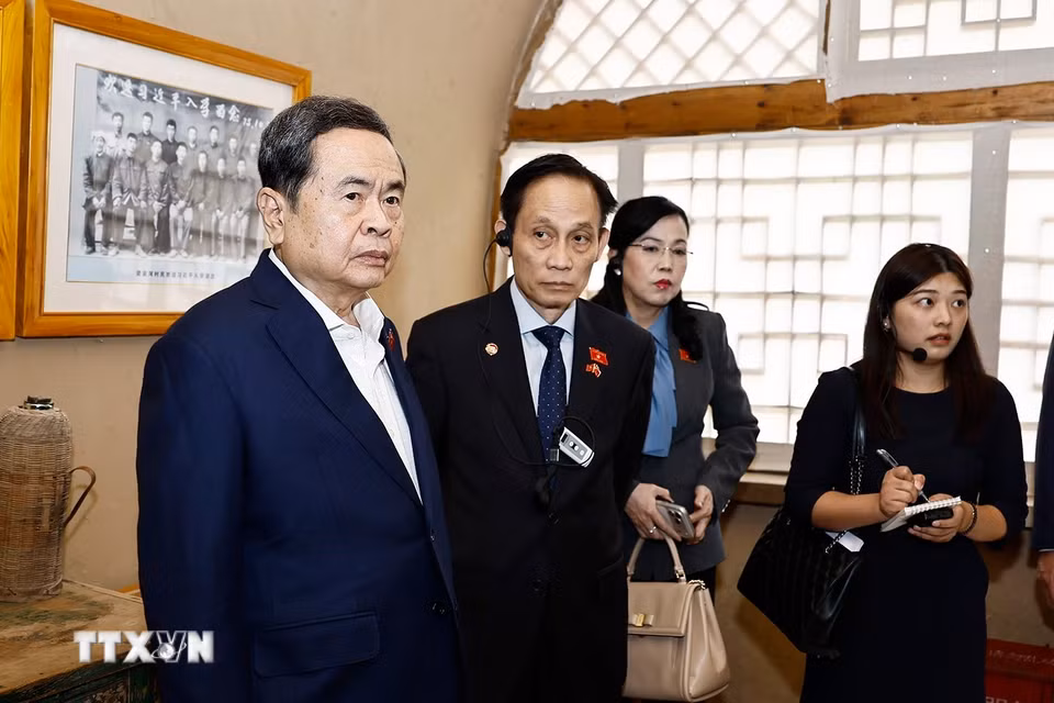 Chủ tịch Quốc hội Trần Thanh Mẫn và đoàn tham quan bảo tàng, nơi ở của đồng chí Tập Cận Bình trong thời kỳ đồng chí công tác tại Lương Gia Hà. (Ảnh: Doãn Tấn/TTXVN)