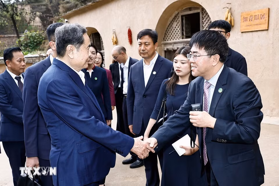 Chủ tịch Quốc hội Trần Thanh Mẫn và đoàn tham quan bảo tàng, nơi ở của đồng chí Tập Cận Bình trong thời kỳ đồng chí công tác tại Lương Gia Hà. (Ảnh: Doãn Tấn/TTXVN)