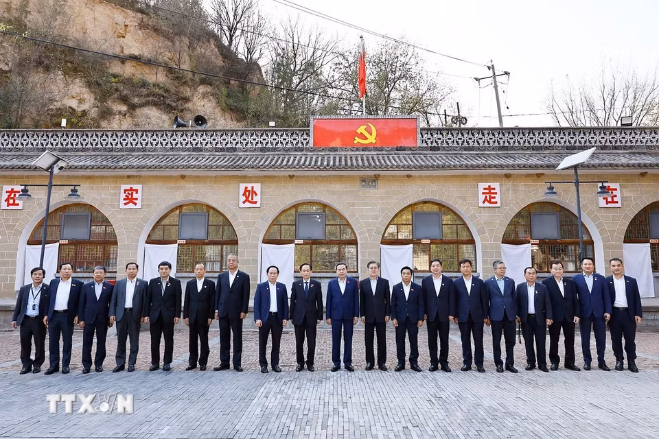 Chủ tịch Quốc hội Trần Thanh Mẫn và đoàn tham quan bảo tàng, nơi ở của đồng chí Tập Cận Bình trong thời kỳ đồng chí công tác tại Lương Gia Hà. (Ảnh: Doãn Tấn/TTXVN) ​