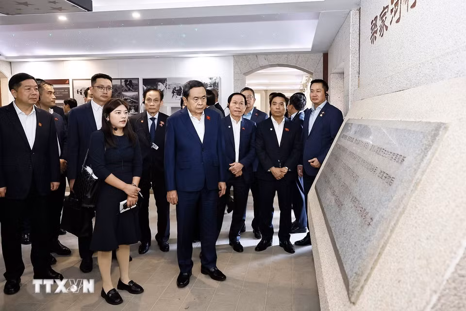 Chủ tịch Quốc hội Trần Thanh Mẫn và đoàn tham quan bảo tàng, nơi ở của đồng chí Tập Cận Bình trong thời kỳ đồng chí công tác tại Lương Gia Hà. (Ảnh: Doãn Tấn/TTXVN)