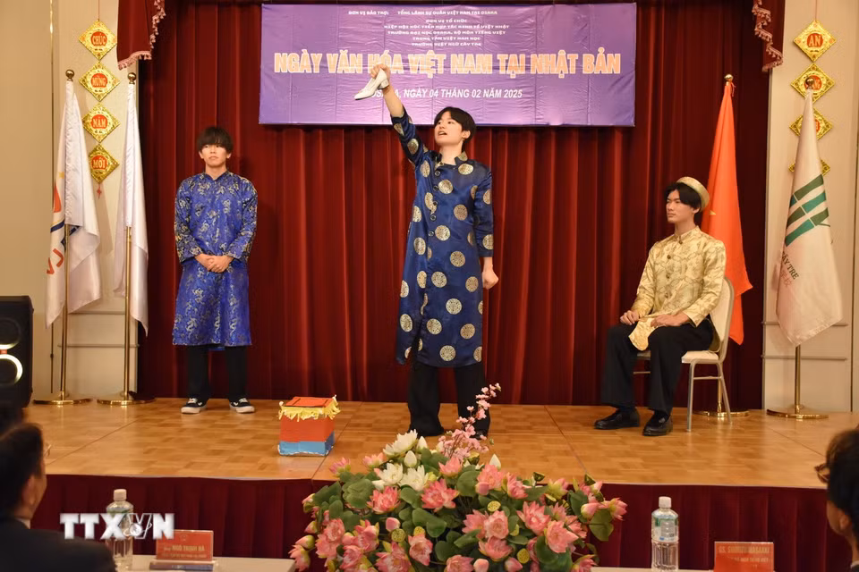 Phân cảnh cận thần Nhà Vua đang thông báo lễ hội thử hài.