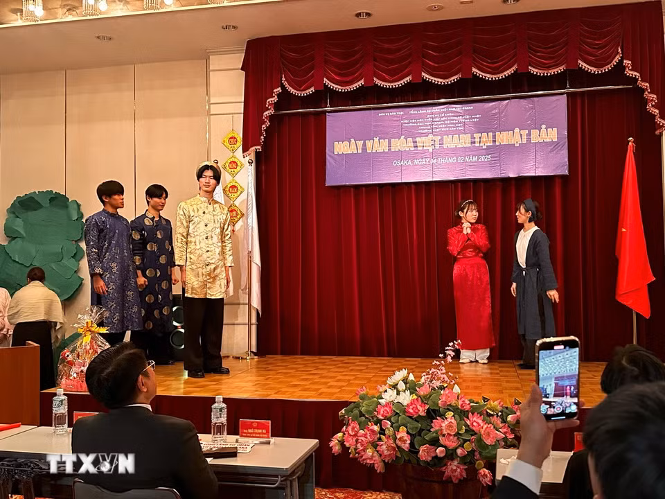 Phân cảnh mẹ con Cám đang tìm cách để nhà vua không gặp được Tấm.