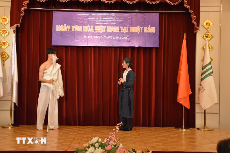 Phân cảnh Bụt xuất hiện để giúp Tấm đi dự hội. (Ảnh: Nguyễn Tuyến/TTXVN)