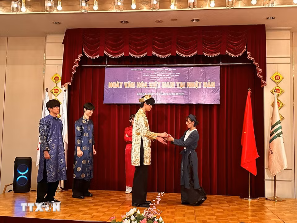 Phân cảnh nhà vua lần đầu tiên gặp Tấm và trao cho Tấm tín vật định tình.