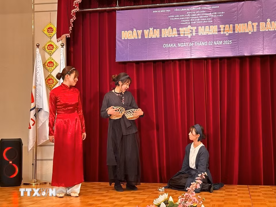 Phân cảnh Tấm bị dì ghẻ và Cám bắt nạt trong vở kịch Tấm Cám. (Ảnh: Nguyễn Tuyến/TTXVN)