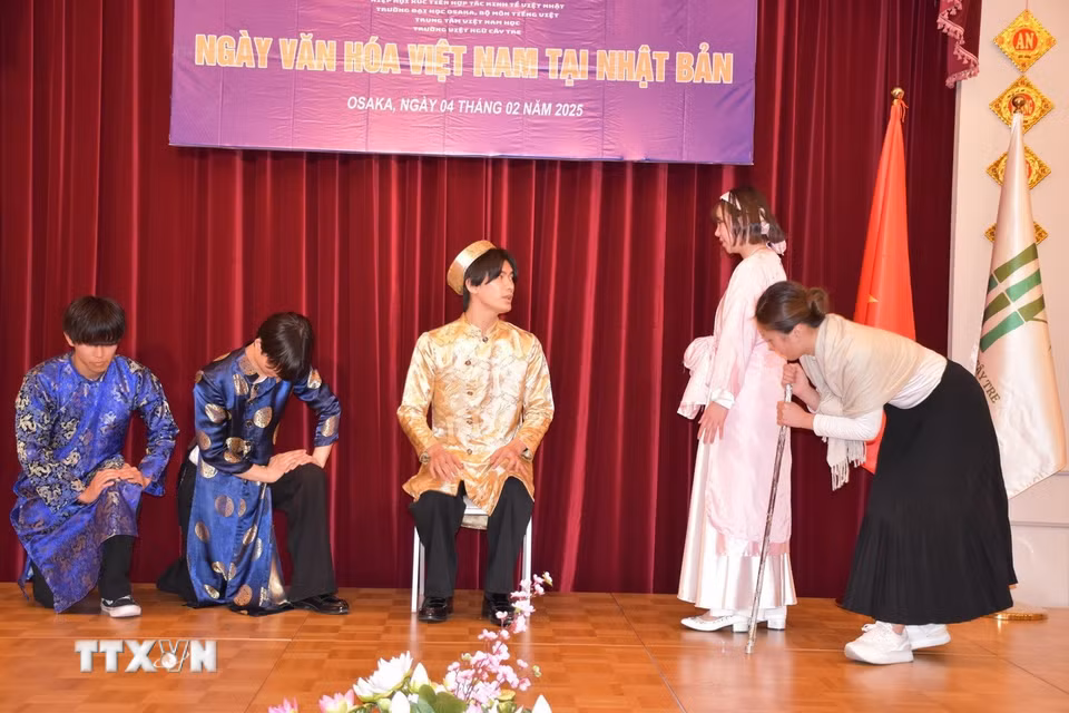Phân cảnh Tấm và Nhà Vua hội ngộ tại nhà của bà lão bán nước trong vở kịch Tấm Cám. (Ảnh: Phạm Tuân/TTXVN)
