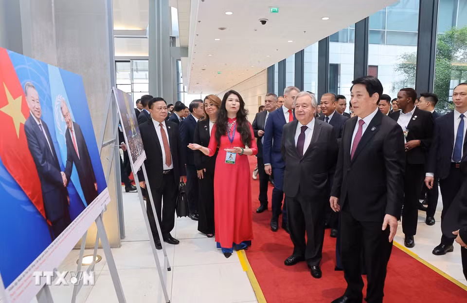 Chủ tịch nước Lương Cường và Tổng Thư ký Liên hợp quốc António Guterres cùng các Trưởng đoàn xem trưng bày ảnh do Thông tấn xã Việt Nam thực hiện. (Ảnh: Lâm Khánh/TTXVN)