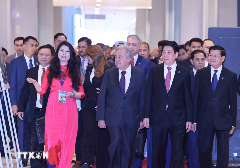 Chủ tịch nước Lương Cường và Tổng Thư ký Liên hợp quốc António Guterres cùng các Trưởng đoàn xem trưng bày ảnh do Thông tấn xã Việt Nam thực hiện. (Ảnh: TTXVN)
