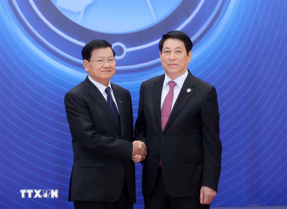Chủ tịch nước Lương Cường đón Tổng Bí thư, Chủ tịch nước Lào Thongloun Sisoulith dự Lễ mở ký Công ước Hà Nội. (Ảnh: Phạm Kiên/TTXVN)