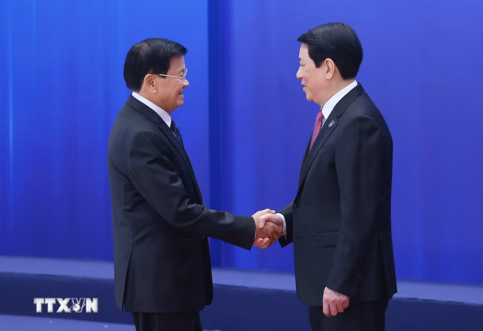 Chủ tịch nước Lương Cường đón Tổng Bí thư, Chủ tịch nước Lào Thongloun Sisoulith dự Lễ mở ký Công ước Hà Nội. (Ảnh: Phạm Kiên/TTXVN)