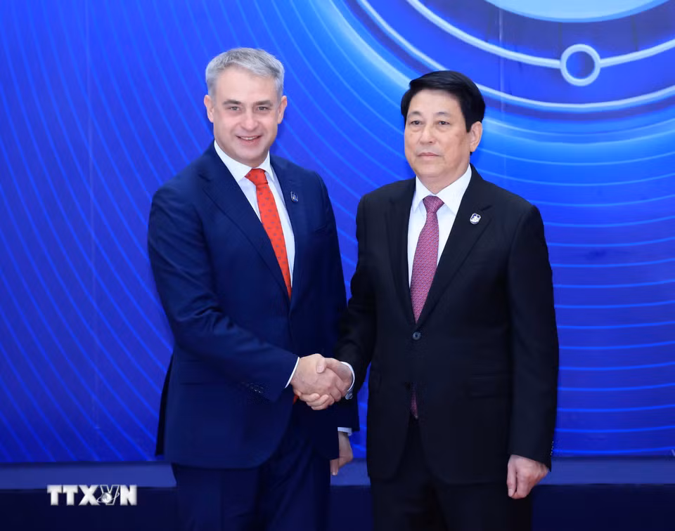 Chủ tịch nước Lương Cường đón Phó Thủ tướng Ba Lan Krzysztof Gawkowski dự Lễ mở ký Công ước Hà Nội. (Ảnh: Lâm Khánh/TTXVN)