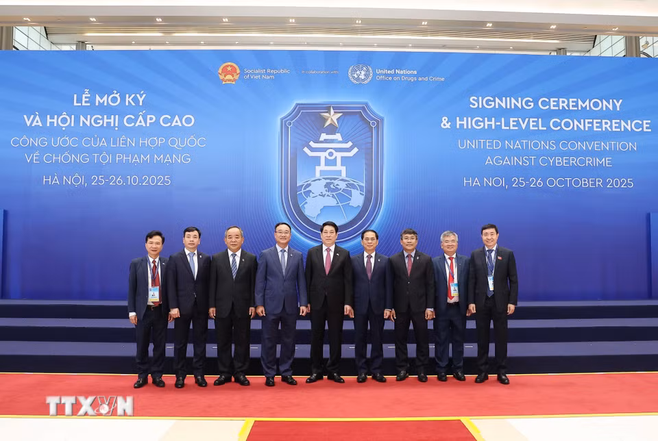 Chủ tịch nước Lương Cường và các đại biểu đoàn Việt Nam tham dự Lễ mở ký và Hội nghị cấp cao Công ước của Liên hợp quốc về chống tội phạm mạng (Công ước Hà Nội). (Ảnh: TTXVN)