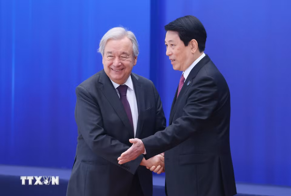 Chủ tịch nước Lương Cường đón Tổng Thư ký Liên hợp quốc António Guterres dự Lễ mở ký Công ước Hà Nội. (Ảnh: Phạm Kiên/TTXVN)