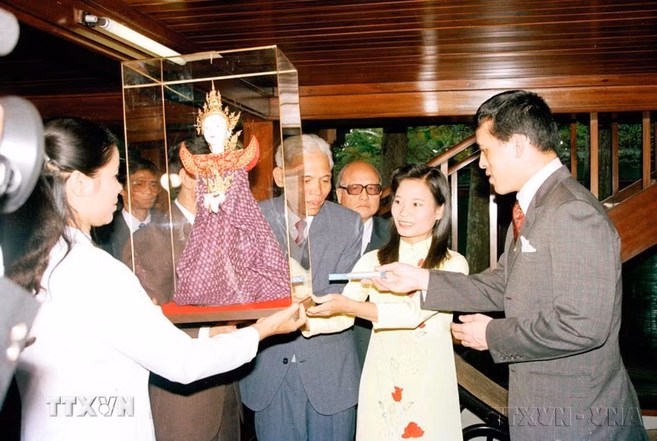 Thái tử Thái Lan Maha Vajiralongkorn tặng Viện Bảo tàng Hồ Chí Minh tượng thần Visnu (Hà Nội, 17/11/1992). (Ảnh: Cao Phong/TTXVN)