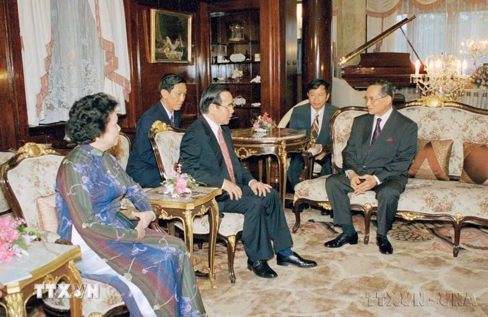 Nhà vua Thái Lan Bhumibol Adulyadej tiếp Chủ tịch nước Trần Đức Lương (Bangkok, 6/10/1998). (Ảnh: Trọng Nghiệp/TTXVN)