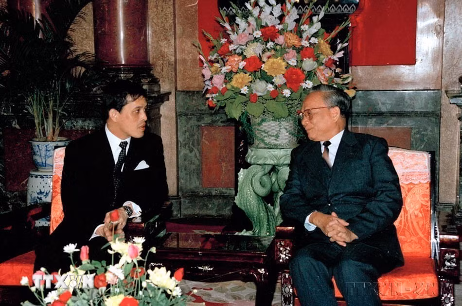Chủ tịch nước Lê Đức Anh tiếp Thái tử Thái Lan Maha Vajiralongkorn nhân chuyến thăm cấp Nhà nước đến Việt Nam (15/11/1992). (Ảnh: Cao Phong/TTXVN)