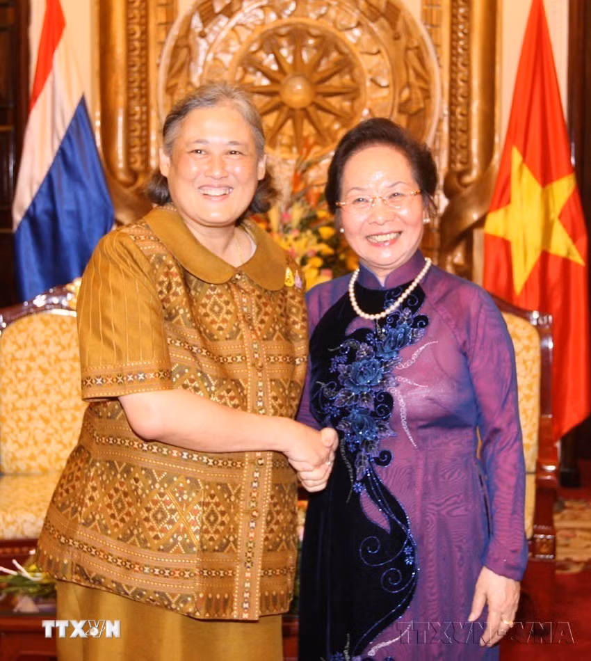 Phó Chủ tịch nước Nguyễn Thị Doan tiếp Công chúa Hoàng gia Thái Lan Maha Chakri Sirindhorn trong chuyến thăm, làm việc tại Việt Nam (Hà Nội, 8/5/2015). (Ảnh: Thống Nhất/TTXVN)