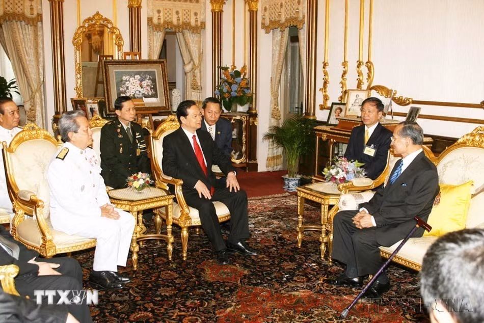 Thủ tướng Nguyễn Tấn Dũng hội kiến Quốc vương Thái Lan Bhumibol Adulyadej trong chuyến thăm chính thức Thái Lan (20/12/2006). (Ảnh: Đức Tám/TTXVN)