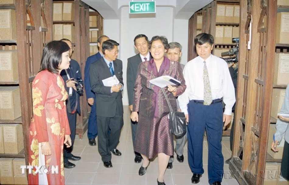 Công chúa Thái Lan Maha Chakri Sirindhorn thăm Trung tâm Lưu trữ Quốc gia (Hà Nội, 17/4/2000). (Ảnh: Tùng Lâm/TTXVN)
