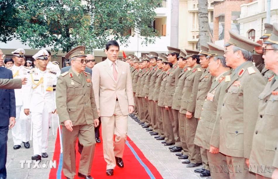 Thái tử Thái Lan Maha Vajiralongkorn thăm Bộ Quốc phòng Việt Nam, trong chuyến thăm cấp Nhà nước đến Việt Nam (1992) theo lời mời của Chủ tịch nước Lê Đức Anh. (Ảnh: Cao Phong/TTXVN)
