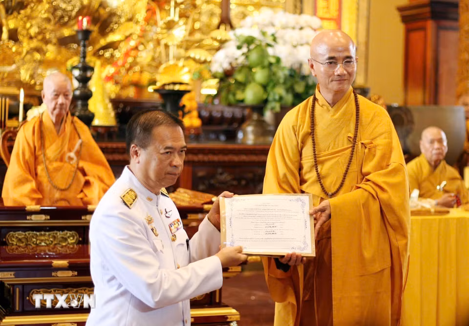 Ông Vijavat Isarabhakdi (trái), Thứ trưởng Ngoại giao Thái Lan tác bạch cúng dường dâng y Kathina lên các chư tôn đức giáo phẩm Giáo hội Phật giáo Việt Nam (1/11/2025). (Ảnh: TTXVN phát)