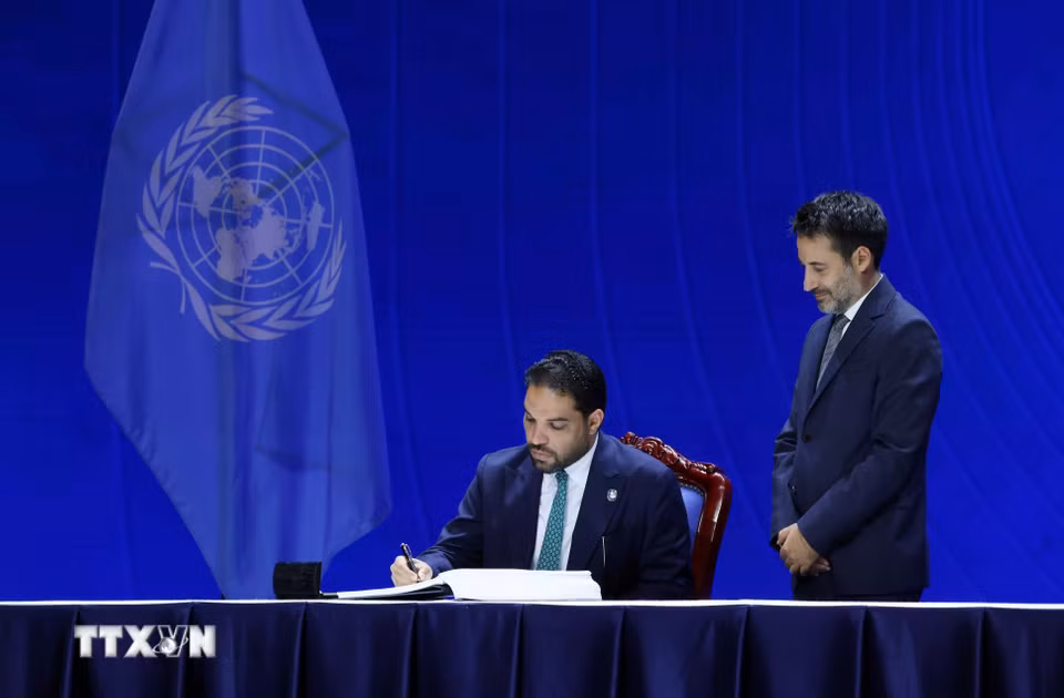 Đại diện Libya ký Công ước của Liên hợp quốc về Chống tội phạm mạng. (Ảnh: Phạm Kiên/TTXVN)