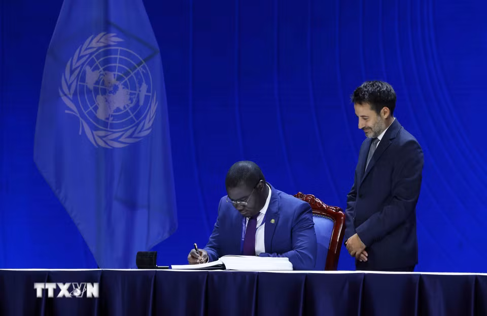 Đại diện Guinea-Bissau ký Công ước của Liên hợp quốc về Chống tội phạm mạng. (Ảnh: Phạm Kiên/TTXVN)