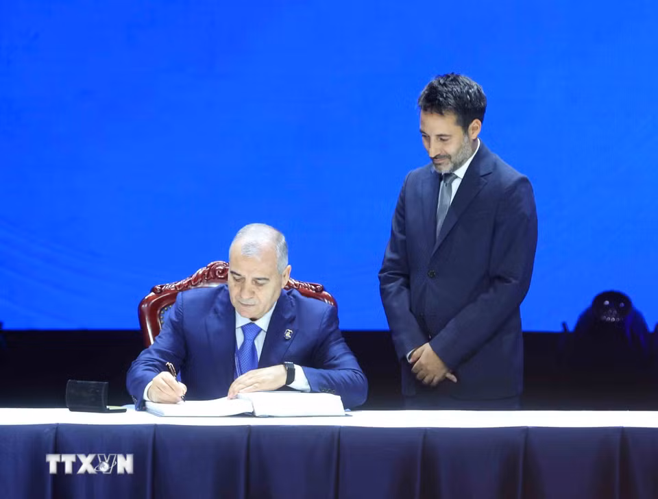 Trưởng Cơ quan An ninh Quốc gia Cộng hoà Azerbaijan Ali Nagiyev Nagi ký Công ước của Liên hợp quốc về Chống tội phạm mạng. (Ảnh: Phương Hoa/TTXVN)