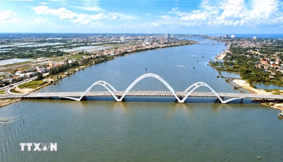 Dự án cầu Nhật Lệ 3 và đường hai đầu cầu có tổng mức đầu tư 1.300 tỷ đồng, sau 3 năm thi công đã hoàn thành khoảng 97% khối lượng hợp đồng xây dựng, dự kiến đưa công trình vào sử dụng cuối tháng 10/2026. (Ảnh: Nguyên Linh/TTXVN)
