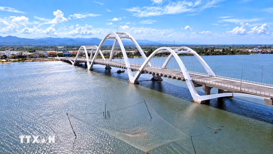 Cầu Nhật Lệ 3 có kết cấu nhịp dạng vòm hộp thép và bê tông cốt thép liên tục gồm 5 nhịp. Vòm thép giữa cao khoảng 50m tính từ mặt nước và 37m tính từ mặt cầu, được xác định là cầu vòm thép cao nhất tỉnh Quảng Trị. (Ảnh: Nguyên Linh/TTXVN)