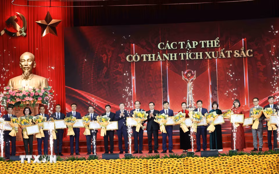 Thường trực Ban Bí thư Trần Cẩm Tú dự Lễ trao giải Cuộc thi chính luận về bảo vệ nền tảng tư tưởng của Đảng lần thứ Sáu- Ảnh 5.