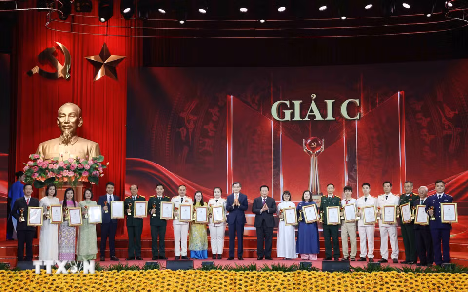 Các tác giả, nhóm tác giả nhận Giải C Cuộc thi. (Ảnh: Phương Hoa/TTXVN)