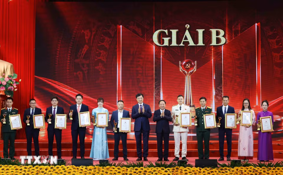Thường trực Ban Bí thư Trần Cẩm Tú dự Lễ trao giải Cuộc thi chính luận về bảo vệ nền tảng tư tưởng của Đảng lần thứ Sáu- Ảnh 3.