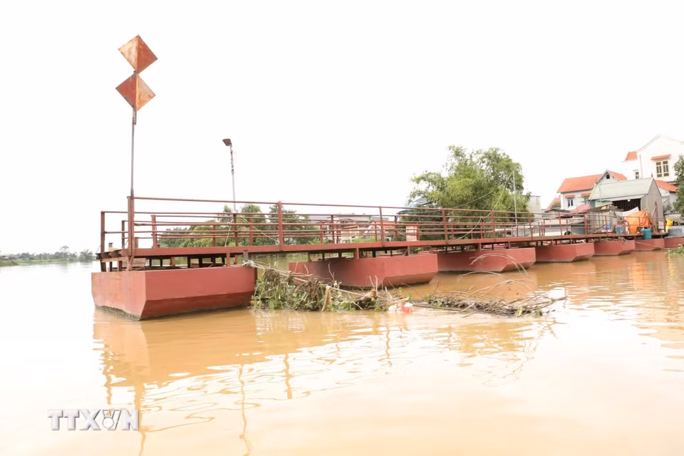 Cầu phao Ngọc Nhị nối hai bờ sông Bôi, địa phận xã Gia Tường phải ngừng hoạt động những ngày vừa qua. (Ảnh: Đức Phương/TTXVN)