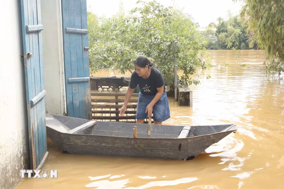 Người dân tại một số khu vực trên địa bàn thôn Gia Thủy, xã Gia Tường vẫn phải di chuyển bằng thuyền. (Ảnh: Đức Phương/TTXVN)