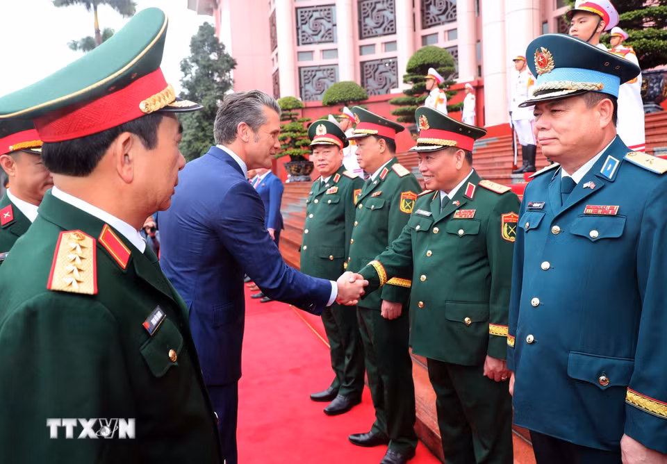 Bộ trưởng Chiến tranh Hoa Kỳ Pete Hegseth với các quan chức Quốc phòng Việt Nam. (Ảnh: Trọng Đức/TTXVN)