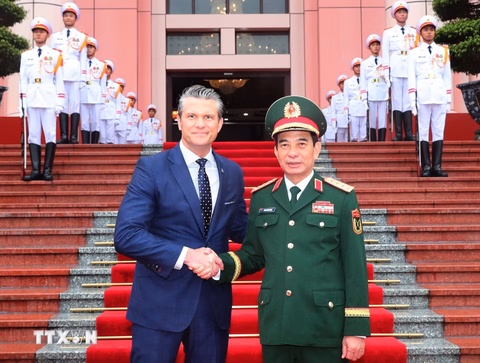 Đại tướng, Bộ trưởng Quốc phòng Phan Văn Giang và Bộ trưởng Chiến tranh Hoa Kỳ Pete Hegseth chụp ảnh chung tại Lễ đón. (Ảnh: Trọng Đức/TTXVN)