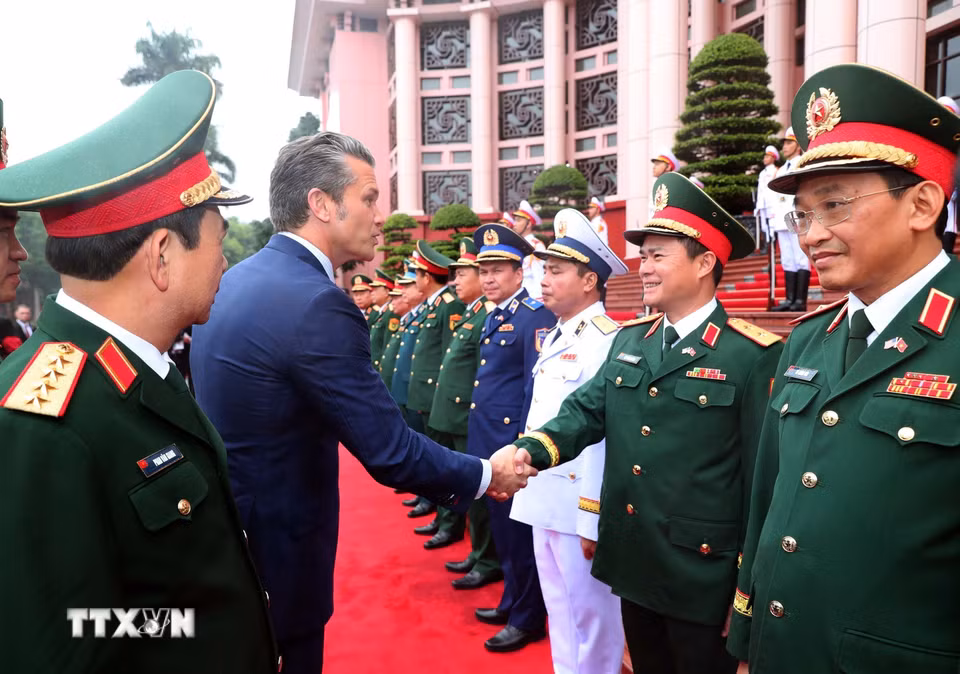 Bộ trưởng Chiến tranh Hoa Kỳ Pete Hegseth với các quan chức Quốc phòng Việt Nam. (Ảnh: Trọng Đức/TTXVN)