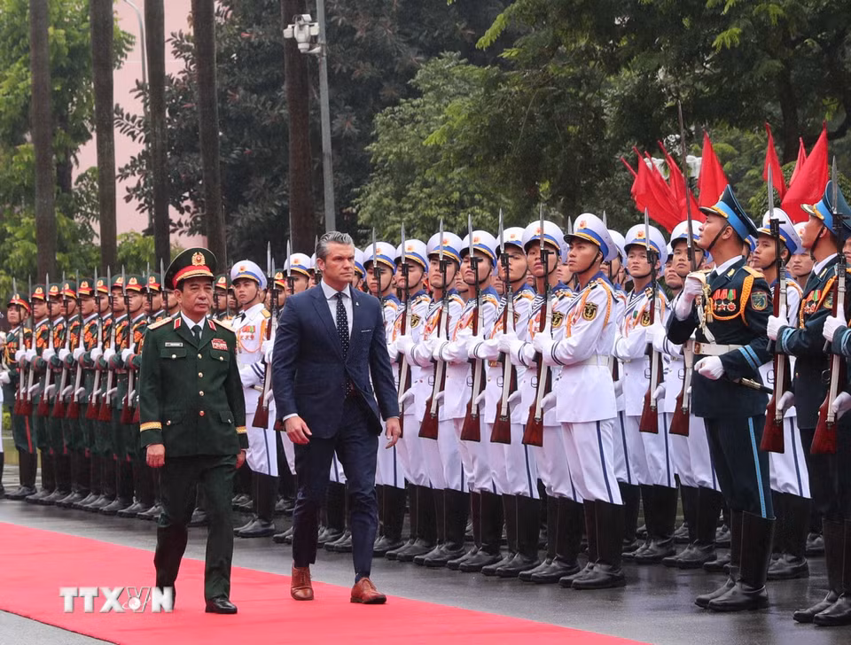 Bộ trưởng Quốc phòng Phan Văn Giang và Bộ trưởng Chiến tranh Hoa Kỳ Pete Hegseth duyệt Đội danh dự QĐND Việt Nam. (Ảnh: Trọng Đức/TTXVN)